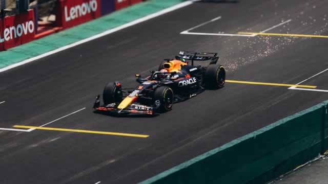 U.S. Senator makes bizarre Formula 1 stock trade