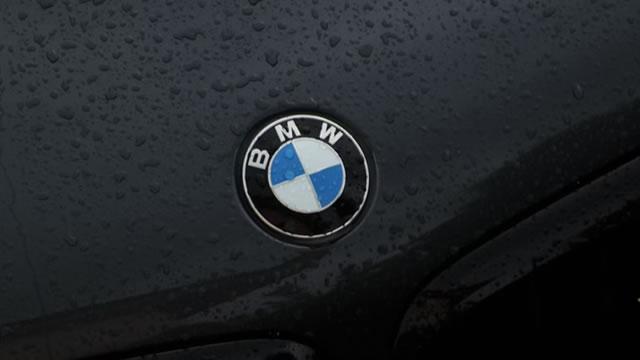 BMW's new UI puts widgets on the windshield