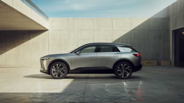 Renault Revenue Drops; Backs Full-Year Guidance