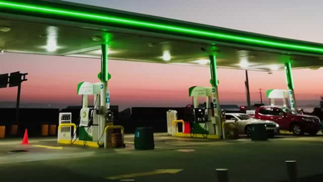 BP flags lower gas, oil price hit for second quarter