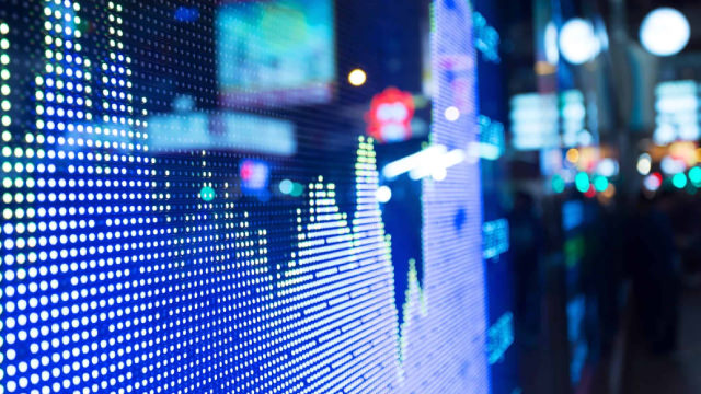 Falling oil prices weigh on energy stocks: How to play Chevron, Exxon