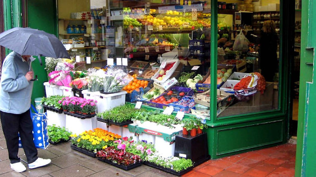This Grocery Store Chain Is Up Over 30% In 2025, Nears Buy Point
