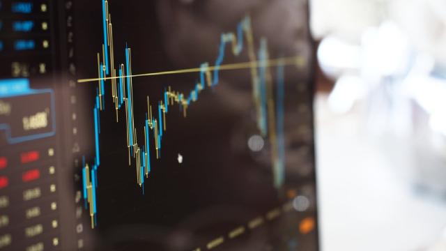 Crude Oil Rises 1%; Sangamo Therapeutics Shares Plummet