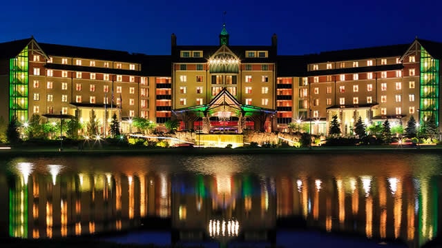 Caesars Entertainment Posts Narrower Loss as Revenue Rises