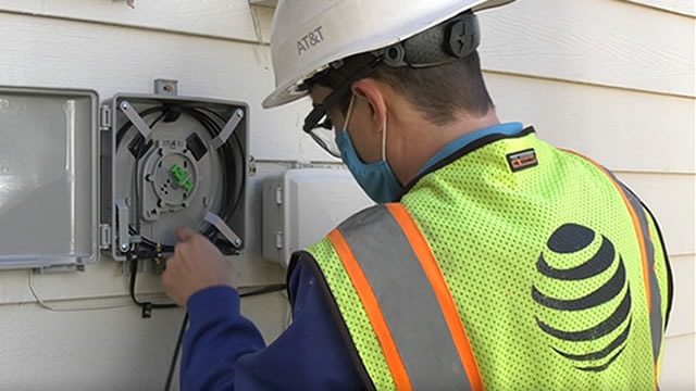 Former Dividend Aristocrat AT&T Posts Strong Earnings, Tries to Win Back Investors