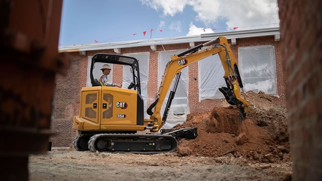 Caterpillar Shares Close Higher After Key Trading Signal