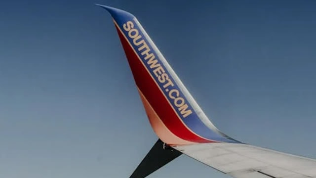 Southwest Airlines cuts earnings outlook on government shutdown demand hit