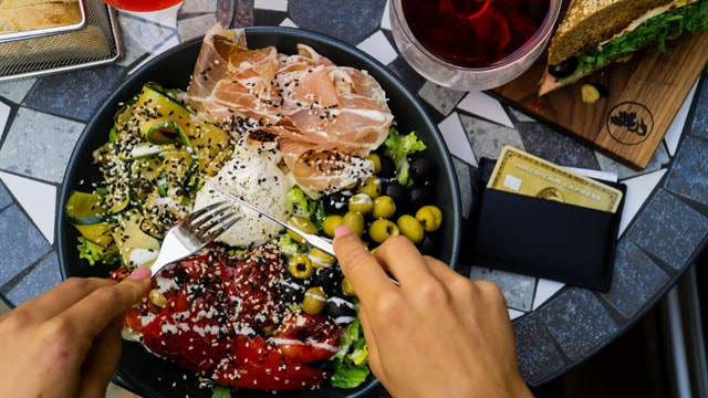 Final Trade: DAL, AXP, PFE, HMY