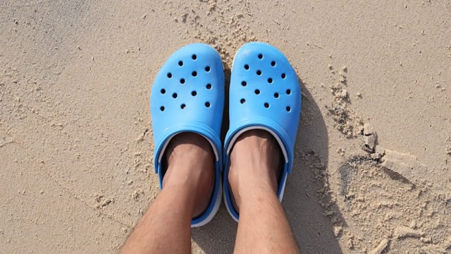 Crocs' stock has its worst day in 14 years. People want discounts or they won't buy.