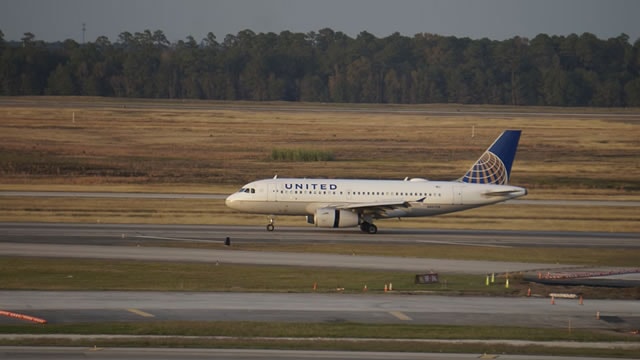 United Airlines Tech Issue Grounds Hundreds of Flights. The Stock Shrugs.