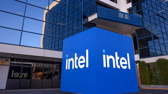 Intel Shares Rise Over 3% After Key Trading Signal