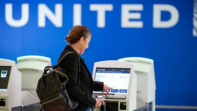 United Airlines shares pop on mixed earnings report