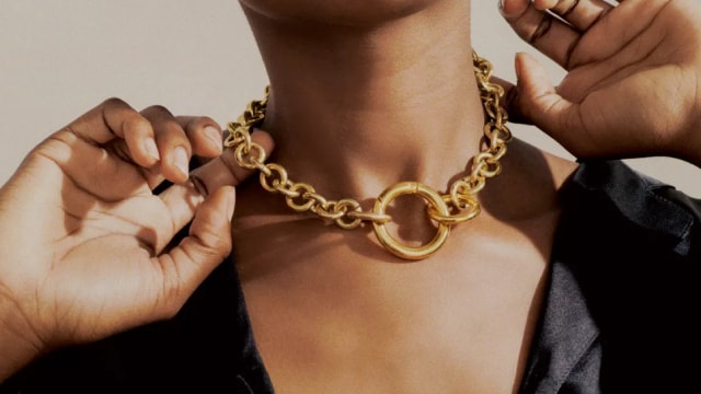 Signet Jewelers Balances Resilient Demand With Cautious Holiday Outlook