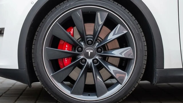 Tesla stock is down 30% in 2026: can its AI dream still justify $600 price target?
