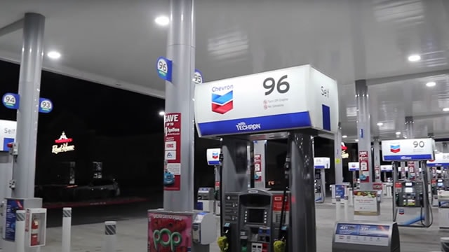 Chevron Q1 beats EPS estimates, shares slip 1% on profit weakness