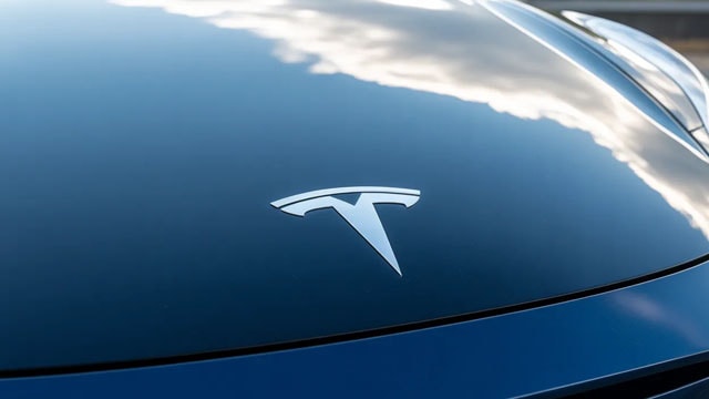 Tesla Finally Has Its First Semi-Truck and It's Already a Hit With Truckers