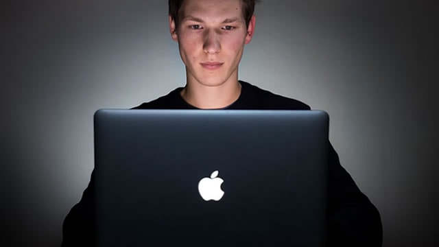 How Tim Cook Evaded Disaster at Apple This Year