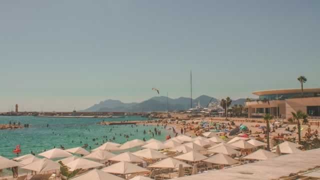 Expedia tumbles as Middle East conflict, Mexico travel advisory hit bookings