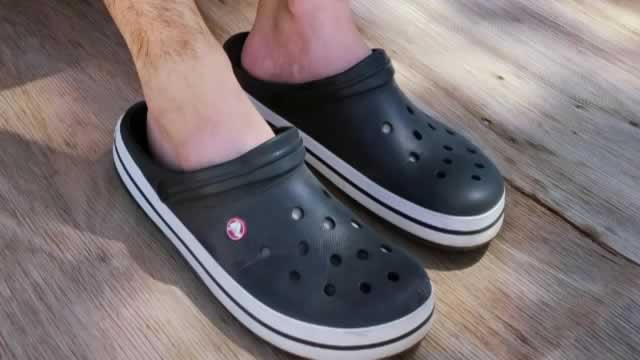 Crocs Is Crushing It in China. Here's Why | WSJ