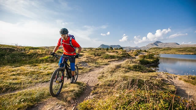 Dick's Sporting Goods Raises Outlook, But Foot Locker's Near-Zero Profits Stir Worries