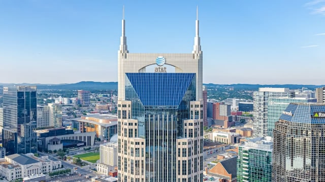 Why is AT&T stock in red despite Q1 earnings that fired on all cylinders?