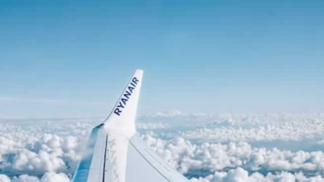 Ryanair says summer bookings remain strong, fares holding up