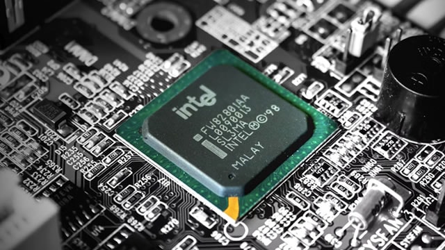 Intel Stock Rises on Report of Second Huge Chip Customer