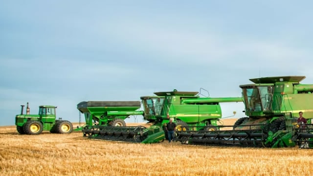 Deere's Stock Momentum Drops Amid Agricultural Weakness And Fertilizer Cost Pressures From Iran War