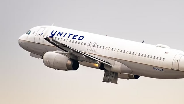 United Airlines to offer refunds because of shutdown-caused flight restrictions