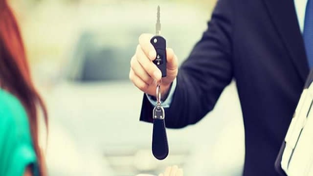 Palantir Drops on AI Valuation Concerns; Hertz Soars on Profit Beat | Stock Movers